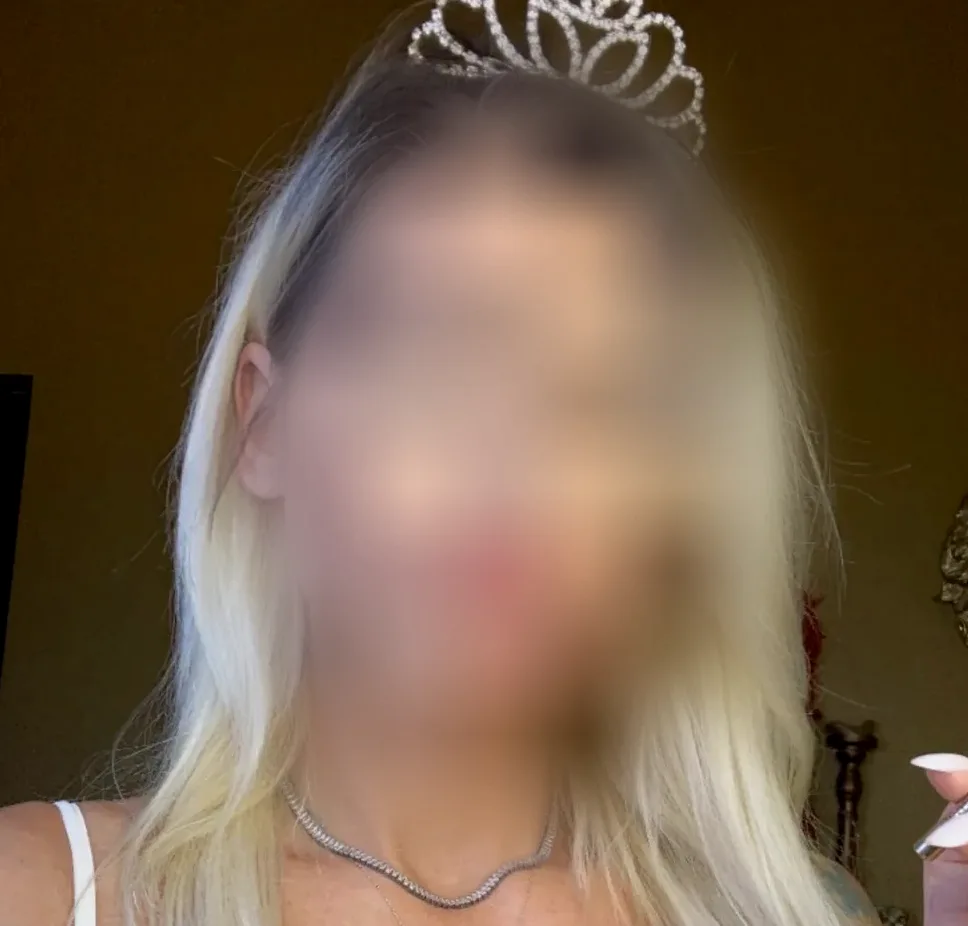 Carys, 35
